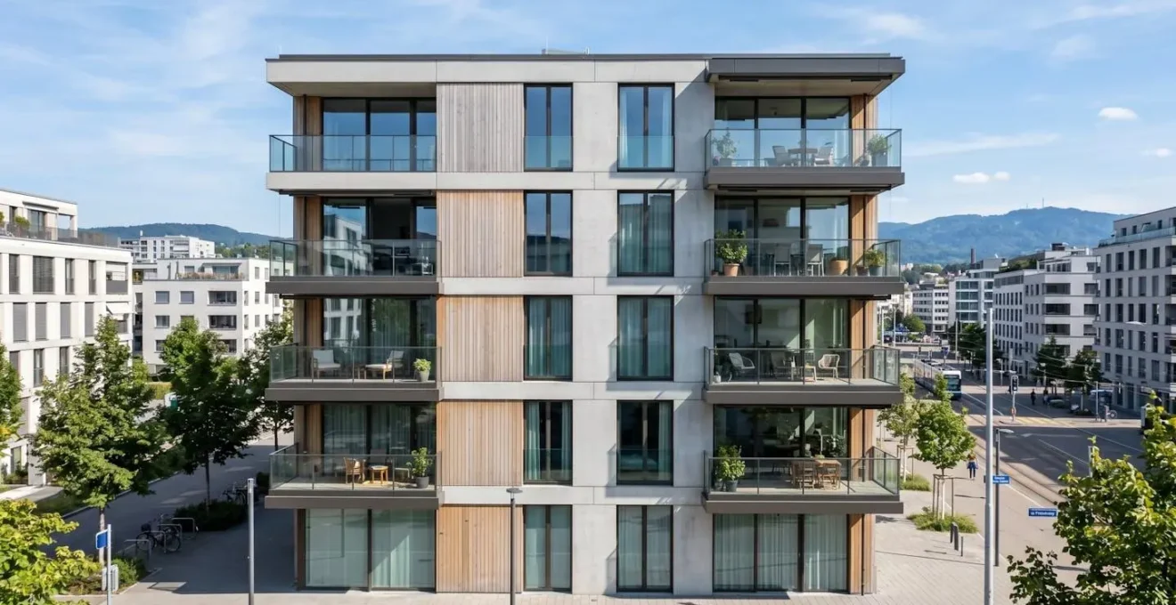 Façade d'un immeuble résidentiel contemporain avec balcons et grandes fenêtres dans un quartier calme de Suisse romande